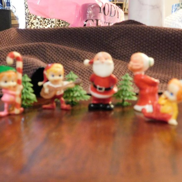 Mr and Mrs Claus with their Elves Set Small Figure Characters Vintage - Picture 2 of 7
